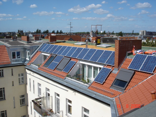 Außenansicht mit PV Anlage Nr.1